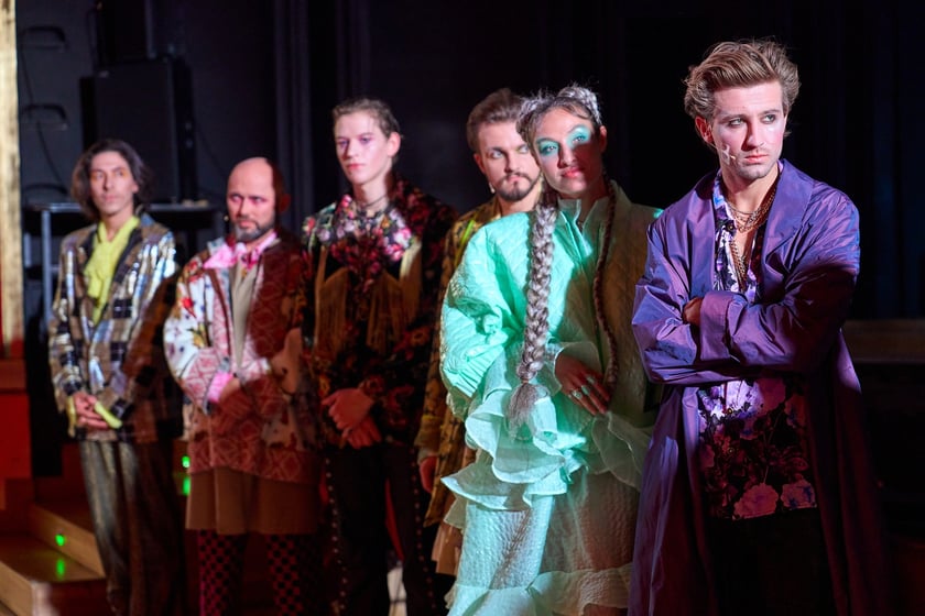 Scena z prologu &bdquo;Romea i Julii&rdquo; w reżyserii Jana Klaty w Teatrze Muzycznym Capitol