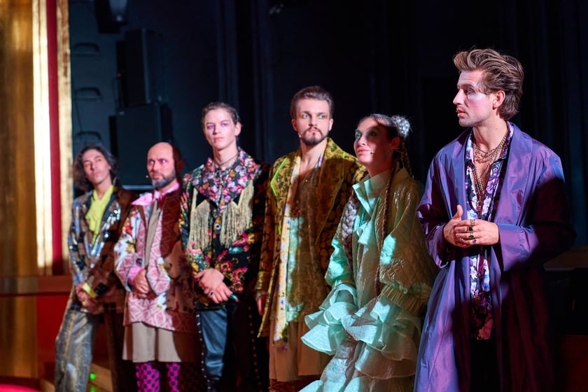 Scena z prologu &bdquo;Romea i Julii&rdquo; w reżyserii Jana Klaty w Teatrze Muzycznym Capitol