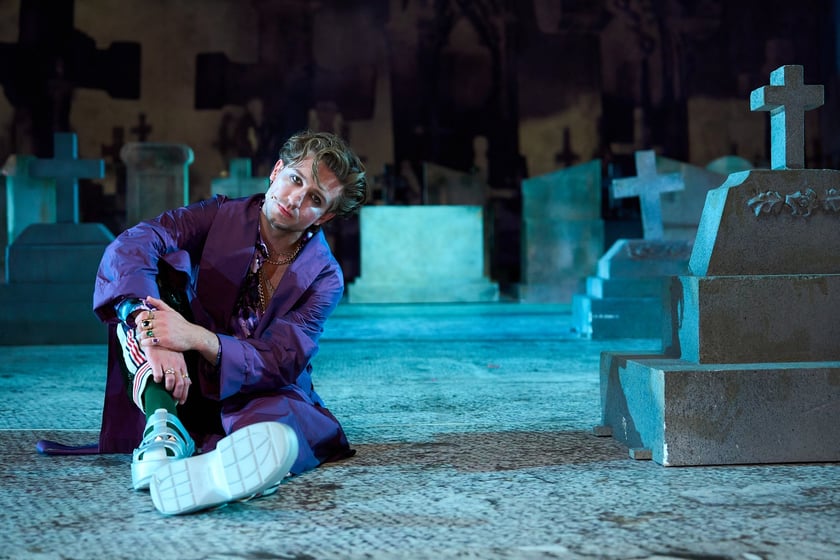 Scena z prologu &bdquo;Romea i Julii&rdquo; w reżyserii Jana Klaty w Teatrze Muzycznym Capitol