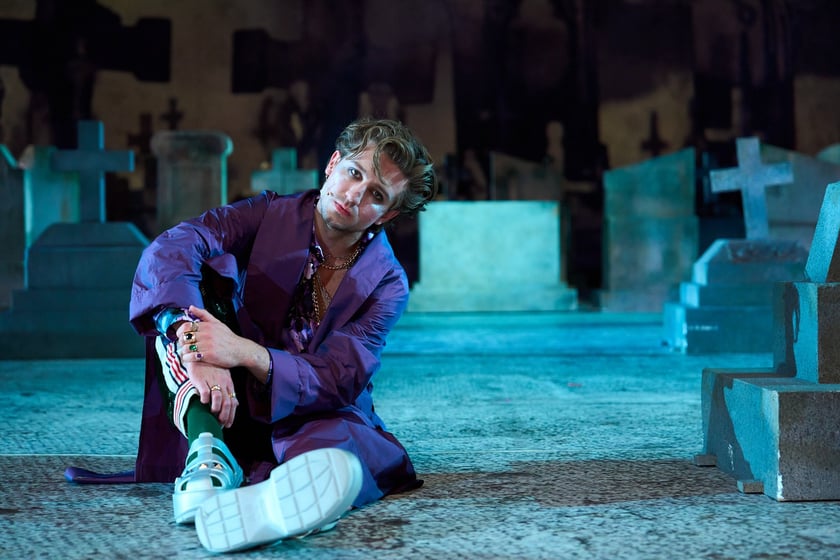 Scena z prologu &bdquo;Romea i Julii&rdquo; w reżyserii Jana Klaty w Teatrze Muzycznym Capitol