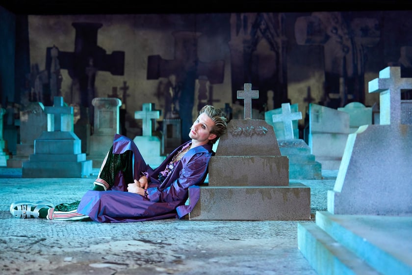 Scena z prologu &bdquo;Romea i Julii&rdquo; w reżyserii Jana Klaty w Teatrze Muzycznym Capitol