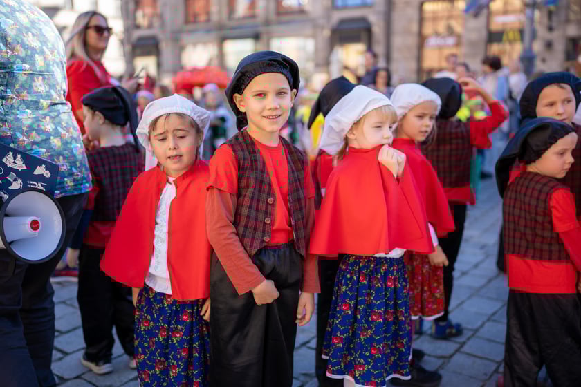 Parada na Wrocławskim Festiwalu Krasnoludków 2024