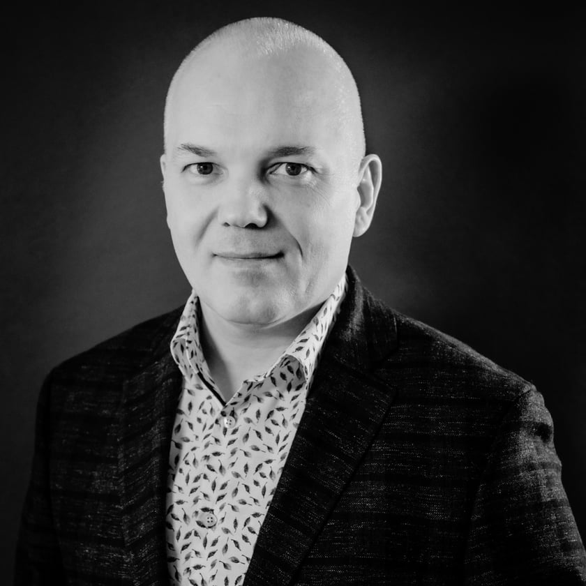 Menedżer i animator kultury. Dyrektor Ośrodka Postaw Tw&oacute;rczych Zamek we Wrocławiu. Prezes Stowarzyszenia Dyrektor&oacute;w i Dyrektorek Samorządowych Instytucji Kultury. Autor bloga MenedżerKultury.pl.&nbsp; Od kilkunastu lat kieruję instytucjami kultury. W przeszłości byłem dziennikarzem i redaktorem. Obecnie jestem dyrektorem Ośrodka Postaw Tw&oacute;rczych Zamek we Wrocławiu. Społecznie pełnię funkcję prezesa Stowarzyszenia Dyrektor&oacute;w i Dyrektorek Samorządowych Instytucji Kultury. Jestem autorem bloga MenedżerKultury.pl. W I kadencji Wrocławskiej Rady Kultury byłem jej sekretarzem, a następnie wiceprzewodniczącym. Jako aktywista stowarzyszenia napisałem i doprowadziłem do złożenia w Sejmie RP projektu ustawy w sprawie przywr&oacute;cenia w instytucjach kultury trzynastych pensji. We Wrocławiu z powodzeniem pokierowałem Ośrodkiem Postaw Tw&oacute;rczych, wyprowadzając go z kryzysu. Następnie, zgodnie z decyzją Rady Miejskiej Wrocławia, zrealizowałem połączenie Ośrodka Postaw Tw&oacute;rczych i dawnego Centrum Kultury Zamek. Jako ekspert jestem wsp&oacute;łautorem &bdquo;Koncepcji polityki kulturalnej na Dolnym Śląsku na lata 2021&ndash;2026&rdquo; oraz &bdquo;Strategii rozwoju kultury w wojew&oacute;dztwie mazowieckim na lata 2023&ndash;2027&rdquo;. Jestem r&oacute;wnież członkiem zespołu eksperckiego Strategia Wrocławia 2050. Jako bloger jestem autorem licznych artykuł&oacute;w oraz poradnik&oacute;w, w tym książek &bdquo;Samorządowa instytucja kultury. Instrukcja obsługi&rdquo; oraz &bdquo;Informacja publiczna w instytucjach kultury&rdquo;. Od lat jestem zaangażowany w r&oacute;żnorodne projekty kulturalne i kulturalno-społeczne. Między innymi od 2013 roku uczestniczę w realizacji programu &bdquo;Dom Kultury+ Inicjatywy lokalne&rdquo; Narodowego Centrum Kultury jako animator i ekspert, udzielający wsparcia beneficjentom. Przez kilka lat byłem zaangażowany w realizację programu &bdquo;Bardzo Młoda Kultura&rdquo; Narodowego Centrum Kultury. Wielokrotnie byłem r&oacute;wnież członkiem zespoł&oacute;w sterujących programami dotacyjnymi, takimi jak Kultura Dostępna (MKiDN), Infrastruktura dom&oacute;w kultury (MKiDN) oraz Kultura &ndash; Interwencje (NCK). Z wykształcenia jestem socjologiem i specjalistą ds. zarządzania. Ukończyłem także studia podyplomowe z administracji i gospodarki samorządowej oraz studia doktoranckie z ekonomii.&nbsp; Rekomendacje:  Agnieszka Frank&oacute;w-Żelazny 