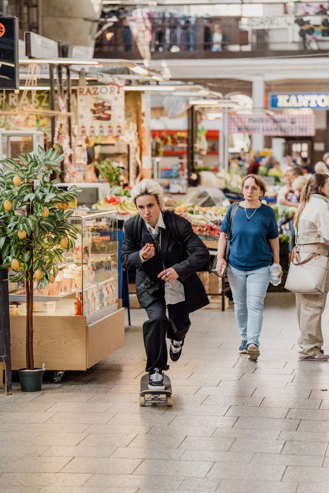 Kadr z filmu &bdquo;Wrooklyn Zoo&rdquo; &ndash; kręcony w Hali Targowej