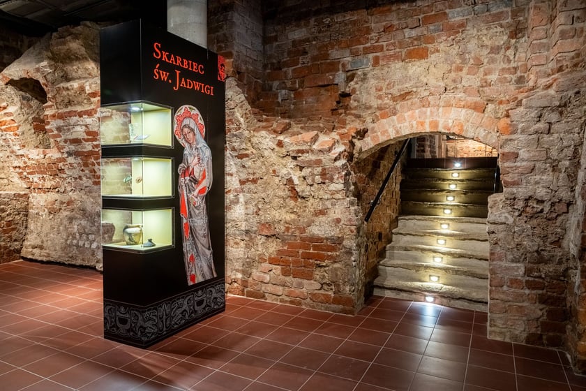 Skarbiec św. Jadwigi z wyeksponowaną repliką jej legendarnej szklanicy; w tle XIII wieczne schody prowadzące do piwnicy pod wieżą