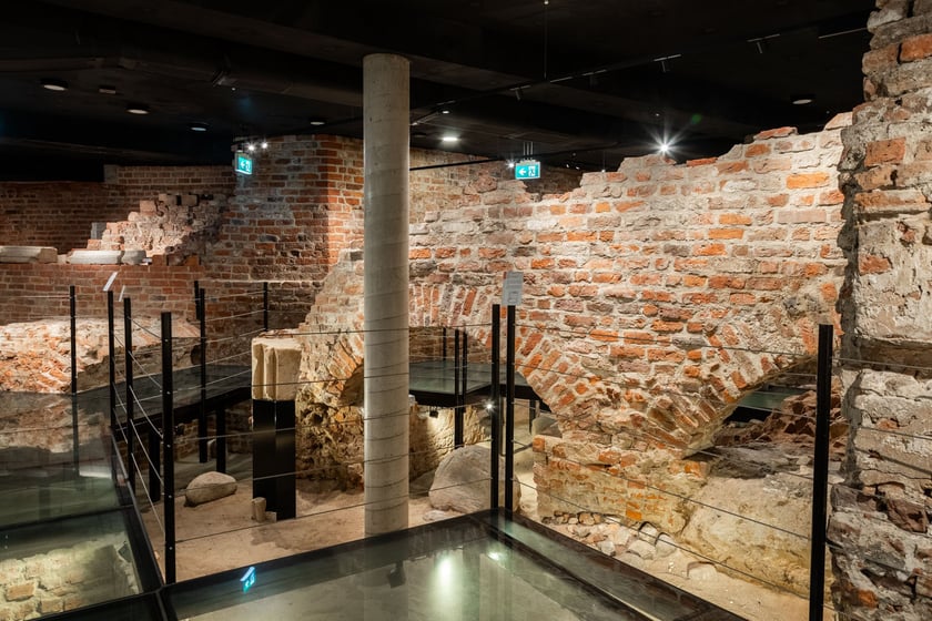 Filary połączone łukami stanowiące fundament 18-sto bocznej wieży Bolesława Wysokiego; XII wiek
