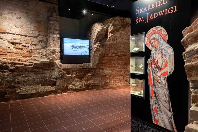 W tle film przedstawiający historię Ostrowa Tumskiego i zamku