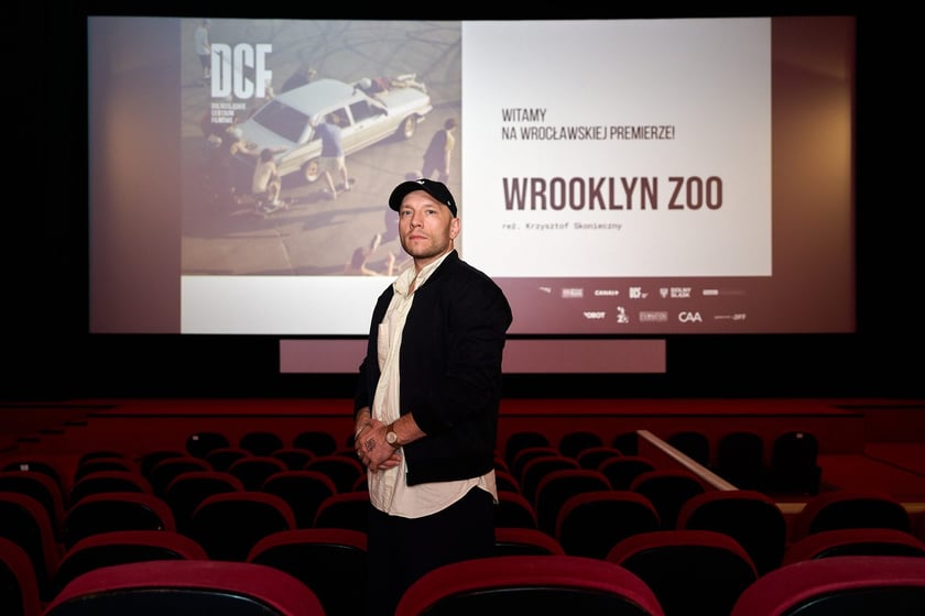 Krzysztof Skonieczny w kinie DCF przed wrocławską premierą filmu &bdquo;Wrooklyn Zoo&rdquo;