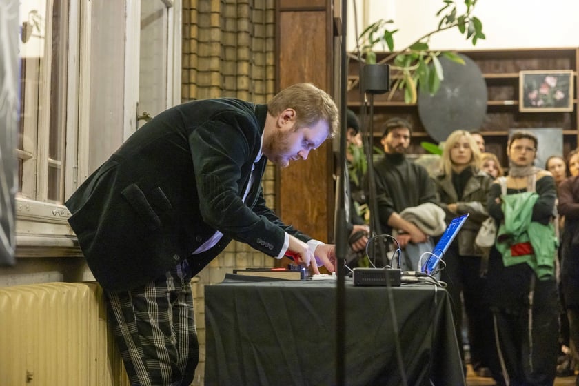 Wernisaż wystawy Dark Academia Kościoła Nihilistów w budynku po bibliotece na Szajnochy (19 października 2024)