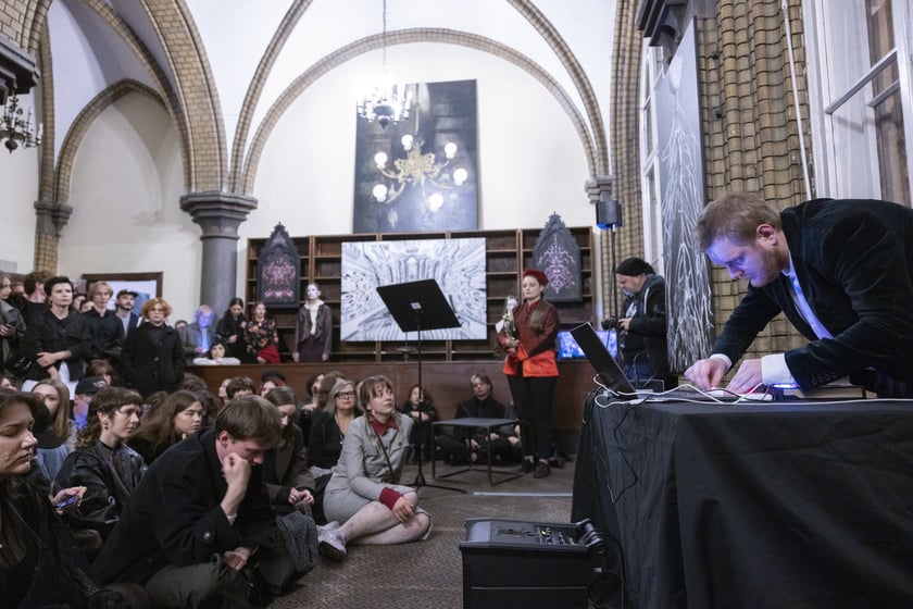 Wernisaż wystawy Dark Academia Kościoła Nihilistów w budynku po bibliotece na Szajnochy (19 października 2024)