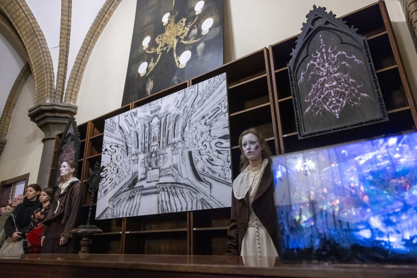 Wernisaż wystawy Dark Academia Kościoła Nihilistów w budynku po bibliotece na Szajnochy (19 października 2024)