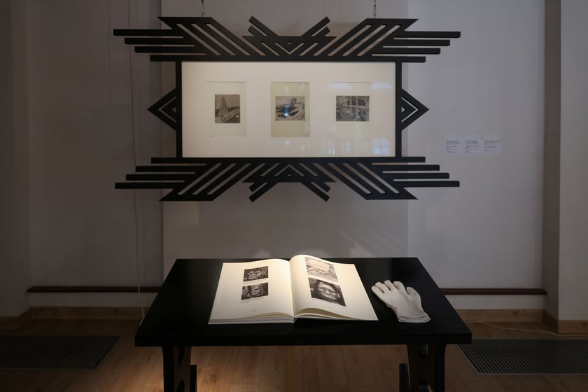 Zdjęcie z wystawy "Świątynia Baśni" w galerii BWA Wrocław Główny