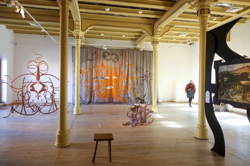 Zdjęcie z wystawy "Świątynia Baśni" w galerii BWA Wrocław Główny