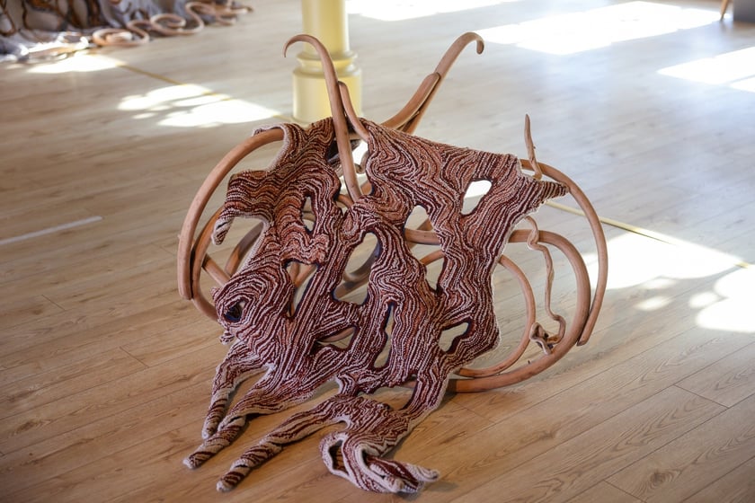 Zdjęcie z wystawy "Świątynia Baśni" w galerii BWA Wrocław Główny