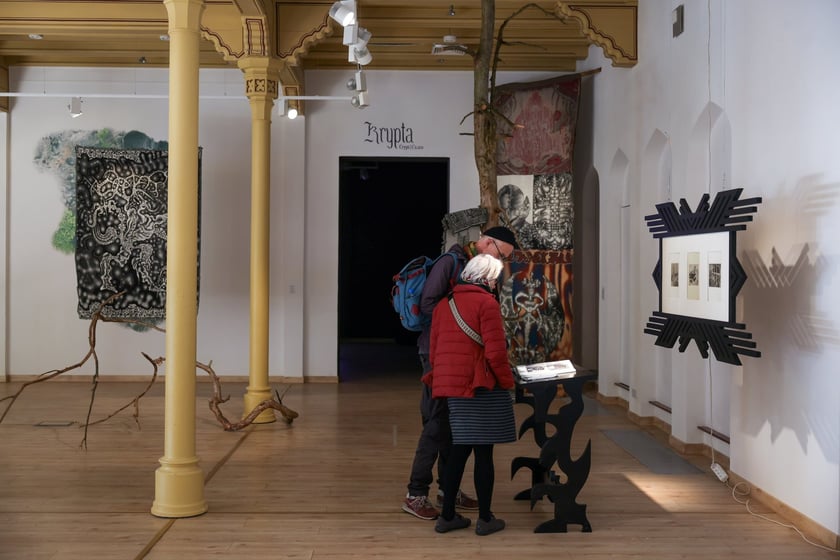 Zdjęcie z wystawy "Świątynia Baśni" w galerii BWA Wrocław Główny