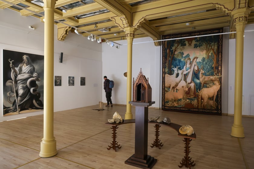 Zdjęcie z wystawy "Świątynia Baśni" w galerii BWA Wrocław Główny