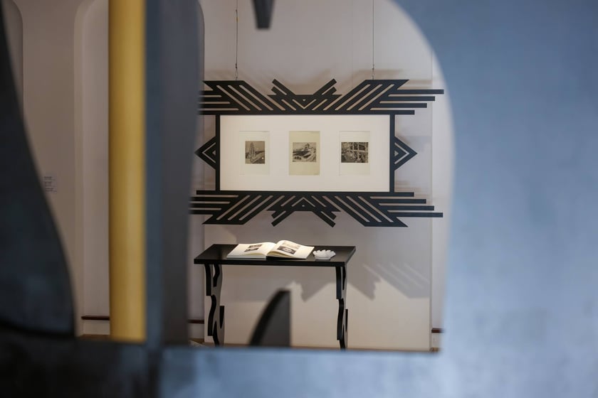 Zdjęcie z wystawy "Świątynia Baśni" w galerii BWA Wrocław Główny