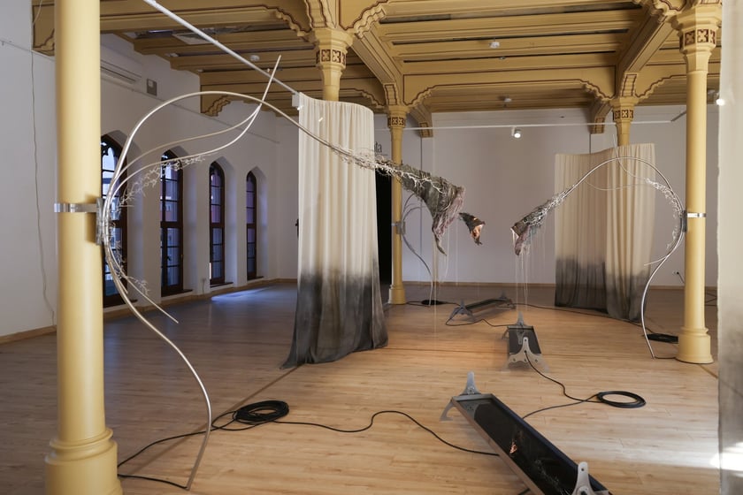 Zdjęcie z wystawy "Świątynia Baśni" w galerii BWA Wrocław Główny