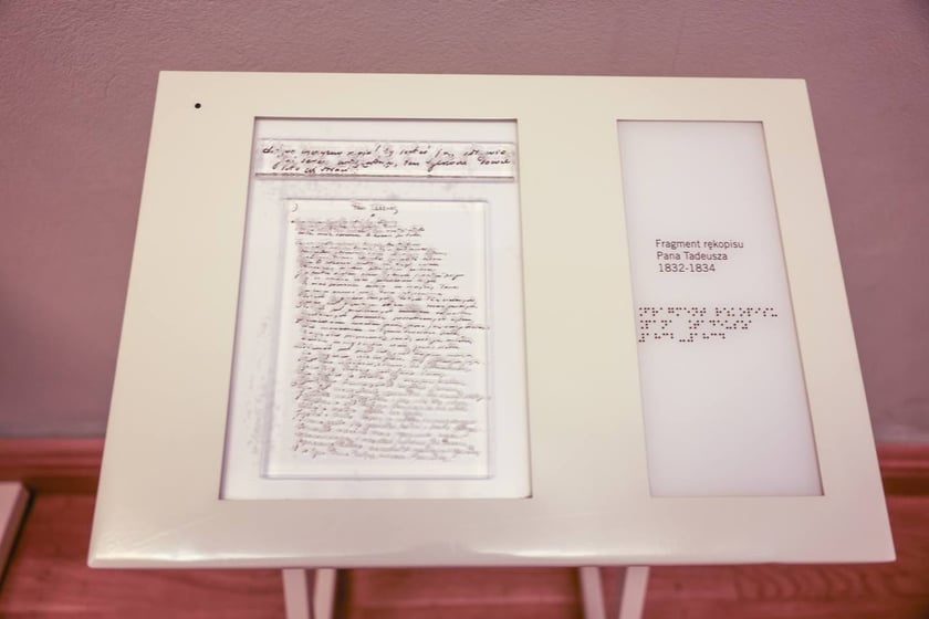 Rękopis piątej księgi &bdquo;Pana Tadeusza&rdquo; można obejrzeć w dniach 8-11 listopada w Muzeum Pana Tadeusza &ndash; także w zbliżeniu na specjalnych interaktywnych ekranach