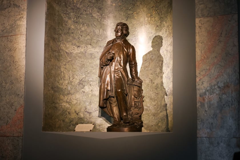 Posag Adama Mickiewicza w jednej z sal Muzeum Pana Tadeusza