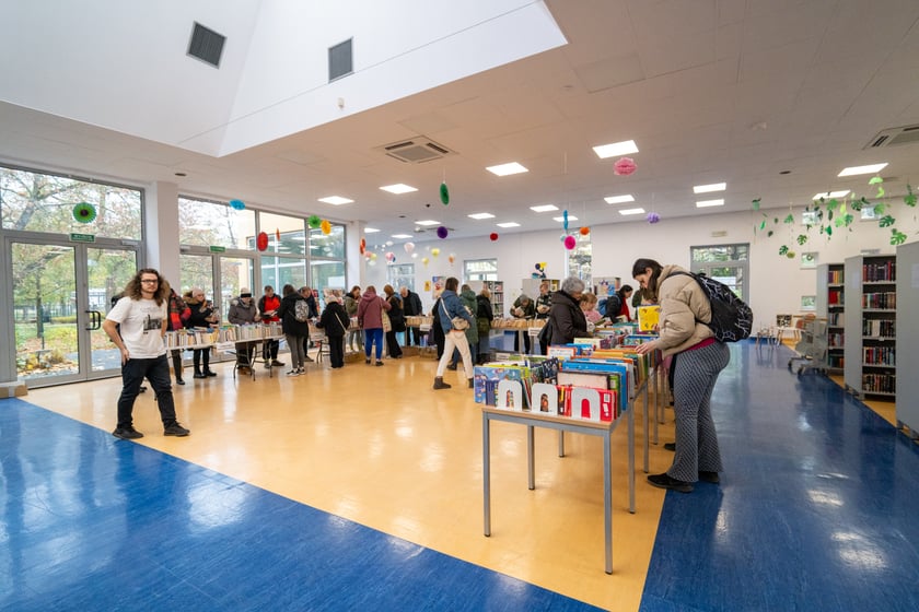 Mieszkańcy Wrocławia chętnie włączyli się w pomoc powodzianom z Ziemi Kłodzkiej i przez całą sobotę kupowali książki na kiermaszu w bibliotece na Nowym Dworze