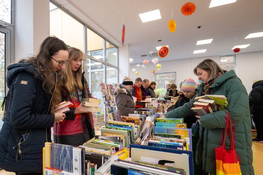 Mieszkańcy Wrocławia chętnie włączyli się w pomoc powodzianom z Ziemi Kłodzkiej i przez całą sobotę kupowali książki na kiermaszu w bibliotece na Nowym Dworze