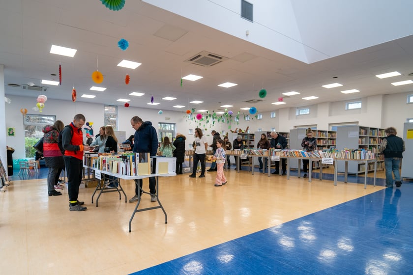 Mieszkańcy Wrocławia chętnie włączyli się w pomoc powodzianom z Ziemi Kłodzkiej i przez całą sobotę kupowali książki na kiermaszu w bibliotece na Nowym Dworze
