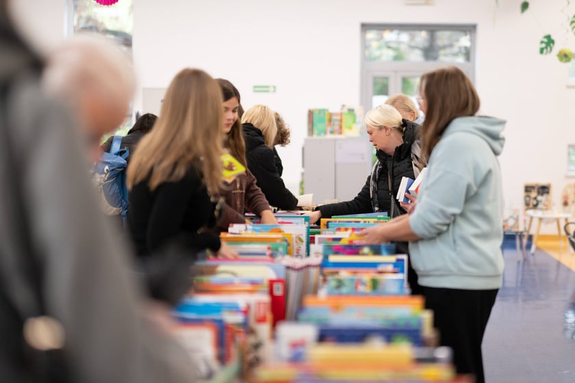 Mieszkańcy Wrocławia chętnie włączyli się w pomoc powodzianom z Ziemi Kłodzkiej i przez całą sobotę kupowali książki na kiermaszu w bibliotece na Nowym Dworze