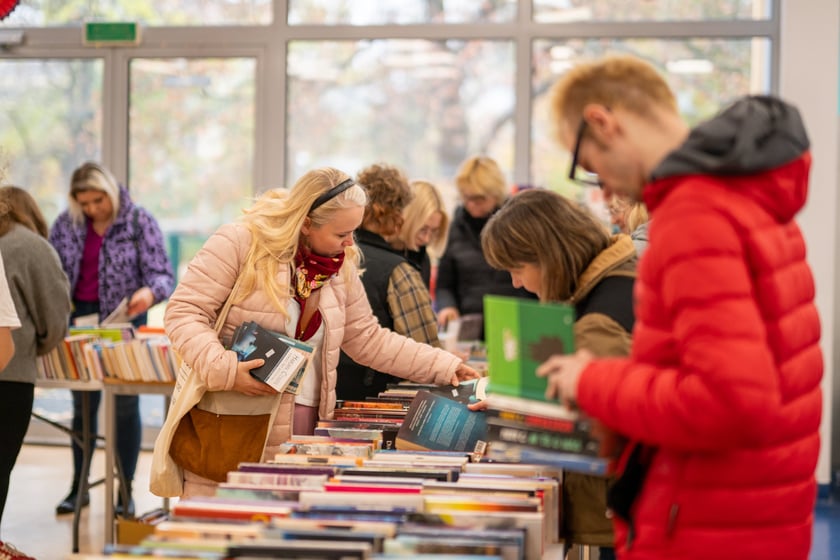 Mieszkańcy Wrocławia chętnie włączyli się w pomoc powodzianom z Ziemi Kłodzkiej i przez całą sobotę kupowali książki na kiermaszu w bibliotece na Nowym Dworze