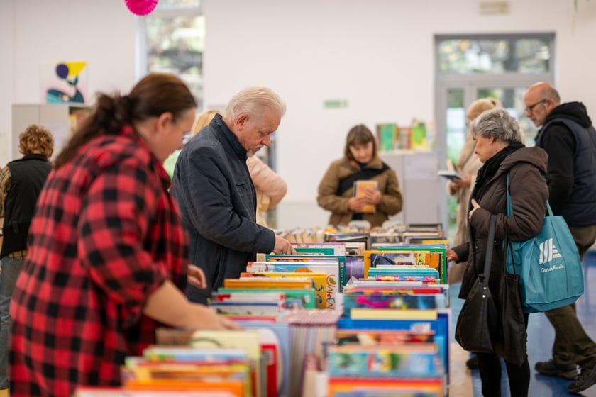 Mieszkańcy Wrocławia chętnie włączyli się w pomoc powodzianom z Ziemi Kłodzkiej i przez całą sobotę kupowali książki na kiermaszu w bibliotece na Nowym Dworze