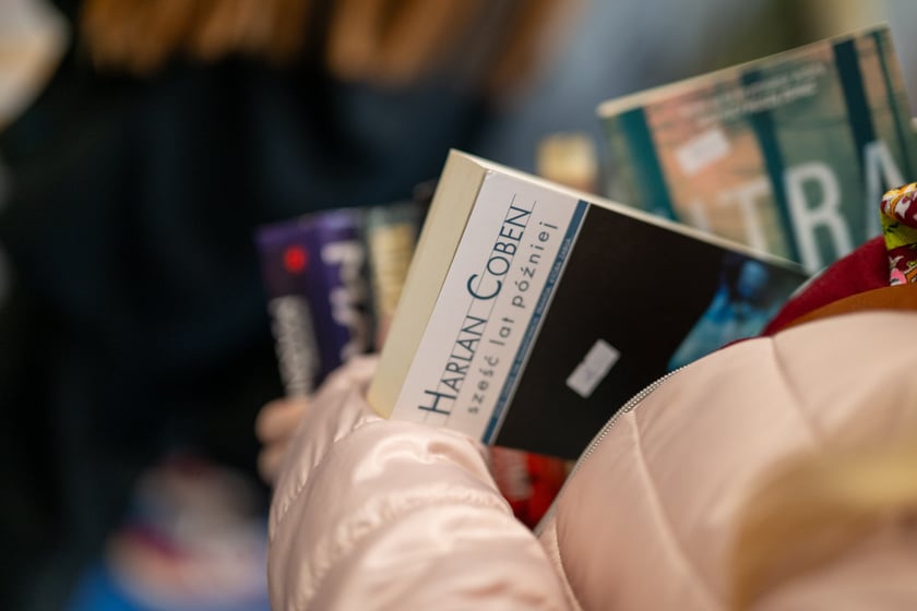 Mieszkańcy Wrocławia chętnie włączyli się w pomoc powodzianom z Ziemi Kłodzkiej i przez całą sobotę kupowali książki na kiermaszu w bibliotece na Nowym Dworze