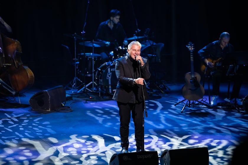 Koncert "I tak przyjdzie wiosna!" został zorganizowany po to, żeby pom&oacute;c ludziom, kt&oacute;rzy ucierpieli w czasie wrześniowej powodzi. Na zdjęciu Tomasz Krajewski