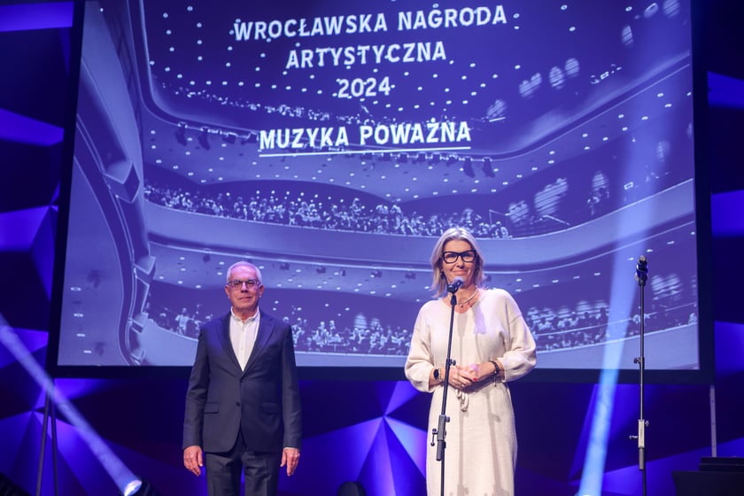 Wrocławska Nagroda Artystyczna 2024. Zwycięzc&oacute;w poznaliśmy we wtorek, 10 grudnia w Sali Czerwonej Narodowego Forum Muzyki podczas gali. Wiceprezydent Renata Granowska i dyrektor Wydziału Kultury Jerzy Pietraszek