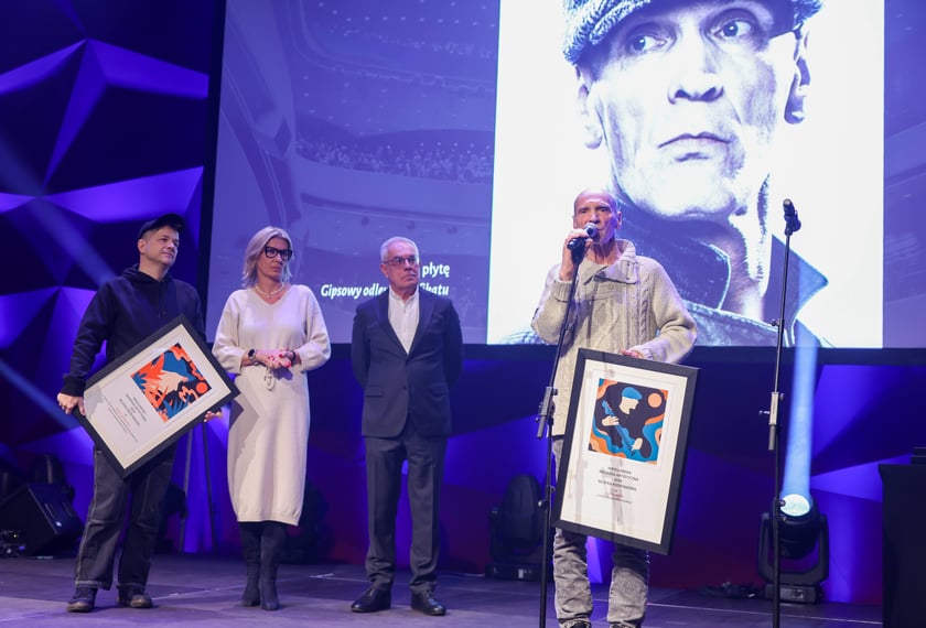 Wrocławska Nagroda Artystyczna 2024. Zwycięzc&oacute;w poznaliśmy we wtorek, 10 grudnia w Sali Czerwonej Narodowego Forum Muzyki podczas gali &ndash; laureaci z dziedziny: Muzyka rozrywkowa (przy mikrofonie Lech Janerka)&nbsp;