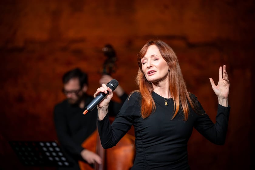 Justyna Szafran na scenie. Koncert "Z miłości do wolności" w Piekarni