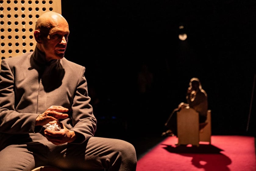 Zdjęcie z próby "Czekając na barbarzyńców" we Wrocławskim Teatrze Współczesnym