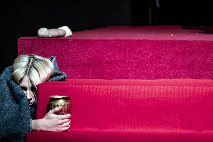 Zdjęcie z próby "Czekając na barbarzyńców" we Wrocławskim Teatrze Współczesnym