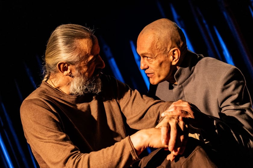 Zdjęcie z próby "Czekając na barbarzyńców" we Wrocławskim Teatrze Współczesnym
