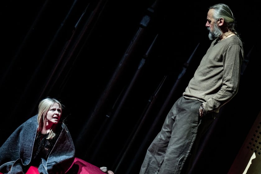 Zdjęcie z próby "Czekając na barbarzyńców" we Wrocławskim Teatrze Współczesnym