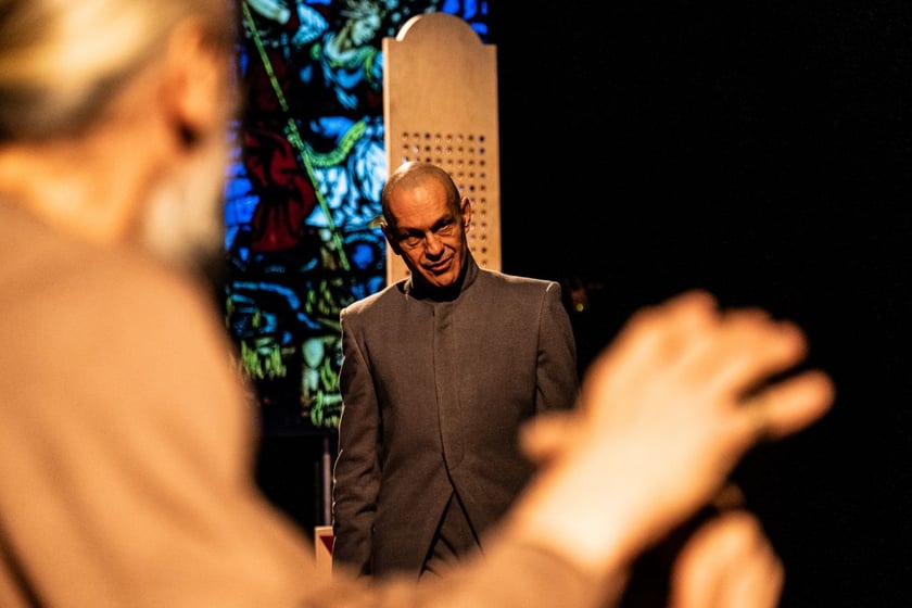 Zdjęcie z próby "Czekając na barbarzyńców" we Wrocławskim Teatrze Współczesnym