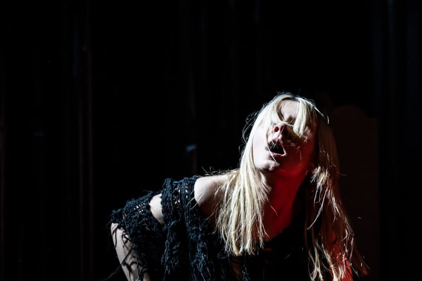 Zdjęcie z próby "Czekając na barbarzyńców" we Wrocławskim Teatrze Współczesnym