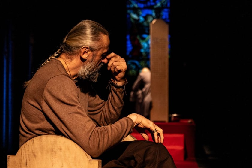 Zdjęcie z próby "Czekając na barbarzyńców" we Wrocławskim Teatrze Współczesnym