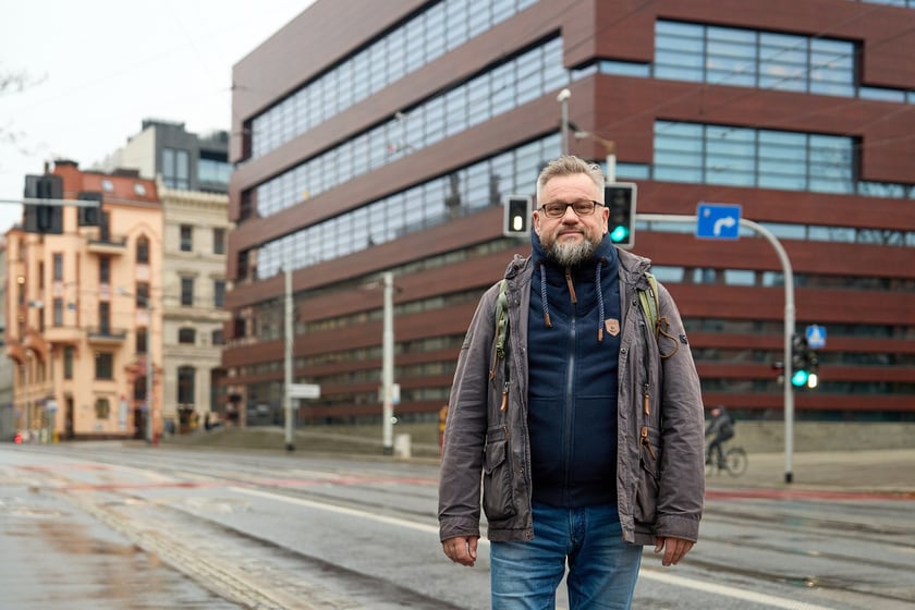 Przewodnik Michał Karczmarek przy ul. Krupniczej, za nim NFM, kt&oacute;re wybudowano w miejscu, gdzie niegdyś znajdowało się Śląski Muzeum Rzemiosła Artystycznego i Starożytności&nbsp;
