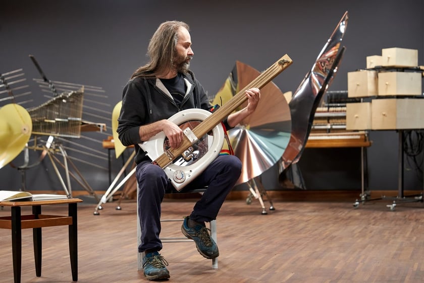 Paweł Romańczuk, twórca Galerii Toy Piano we Wrocławiu i założyciel zespołu Małe Instrumenty