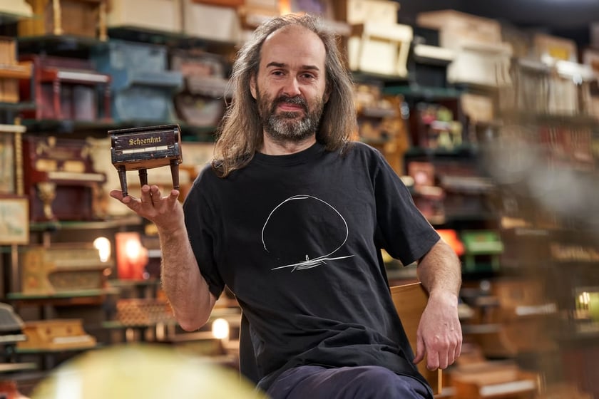 Paweł Romańczuk, twórca Galerii Toy Piano we Wrocławiu i założyciel zespołu Małe Instrumenty