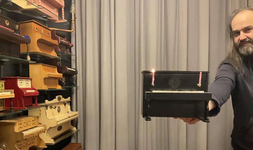 Paweł Romańczuk, twórca Galerii Toy Piano we Wrocławiu i założyciel zespołu Małe Instrumenty