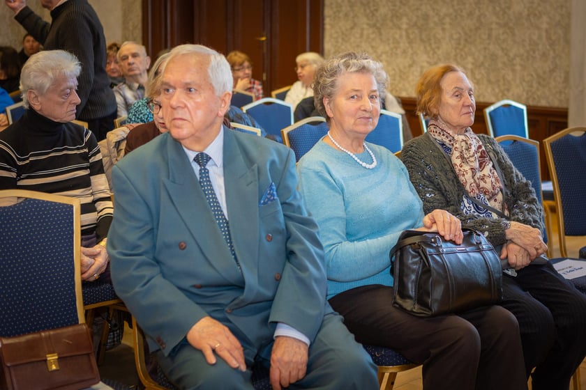 Uroczystość wręczenia odznaczeń w sali na antresoli dworca Wrocław Główny (18 stycznia