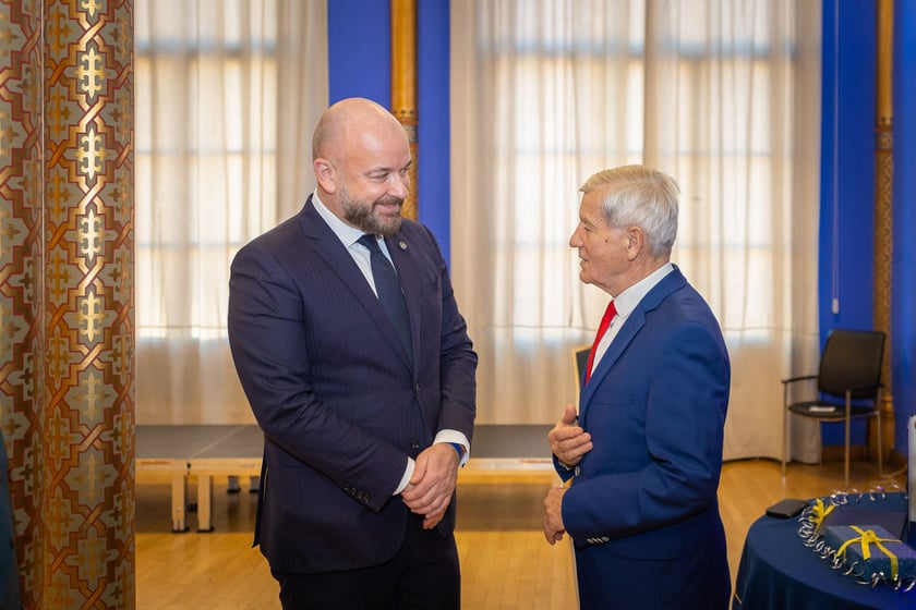 Uroczystość wręczenia odznaczeń w sali na antresoli dworca Wrocław Główny (18 stycznia