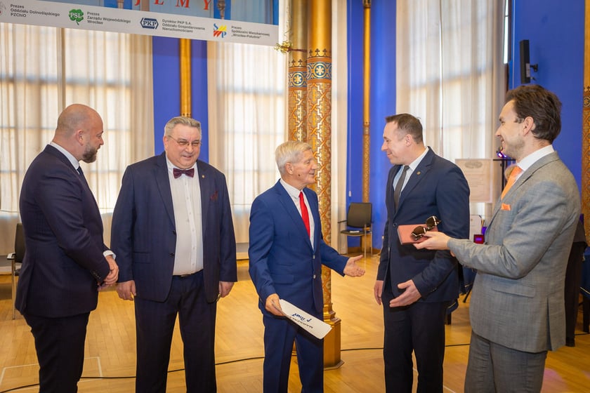 Uroczystość wręczenia odznaczeń w sali na antresoli dworca Wrocław Główny (18 stycznia