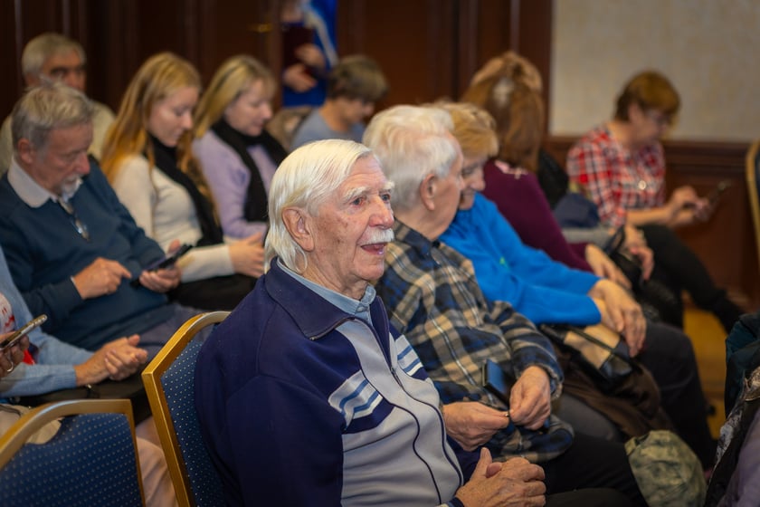 Uroczystość wręczenia odznaczeń w sali na antresoli dworca Wrocław Główny (18 stycznia